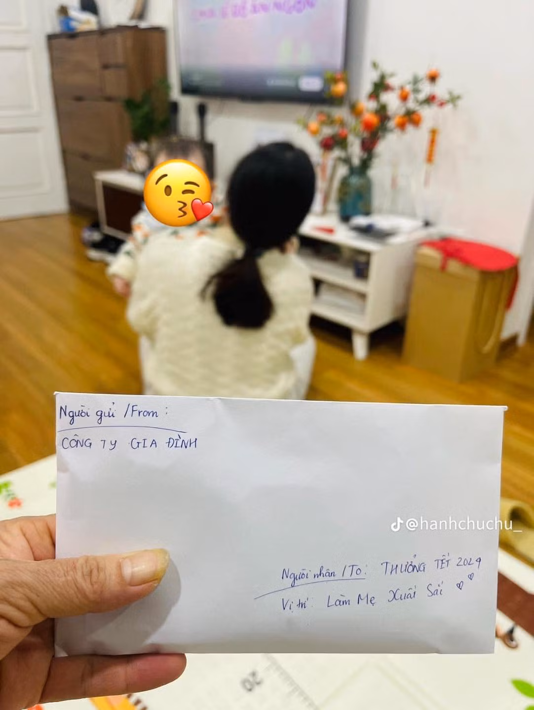 Trước đó, trên một diễn dàn chung của "các chị các mẹ", một màn khoe chồng tâm lý, quan tâm của một người phụ nữ đã làm cho toàn thể dân mạng ngưỡng mộ vì được chồng thưởng Tết.