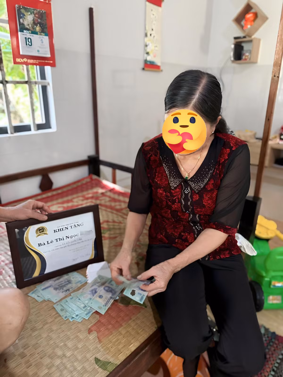 Làm dâu mẹ gần 4 năm, mình chỉ mới cắm cơm đúng 2 lần, thi thoảng rửa bát. Sinh 2 bé tại nhà ngoại được 1 tháng thì về nội và từ đó gần như bà nội trông hết. Mẹ giặt đồ, mẹ rửa bát, mẹ nấu cơm, mẹ lo vườn tược và quan trọng hơn, cơm cháo 2 đứa cháu mẹ đút, chơi với cháu cũng là mẹ, tối cũng ngủ cùng cháu luôn. May mắn lắm mới được làm con dâu mẹ. Có mẹ ủng hộ nên dù sinh 2 bé khá dày nhưng mình hồi phục sức khỏe tốt và có thời gian tập trung cho công việc, sự nghiệp...”. Nữ chính có viết.