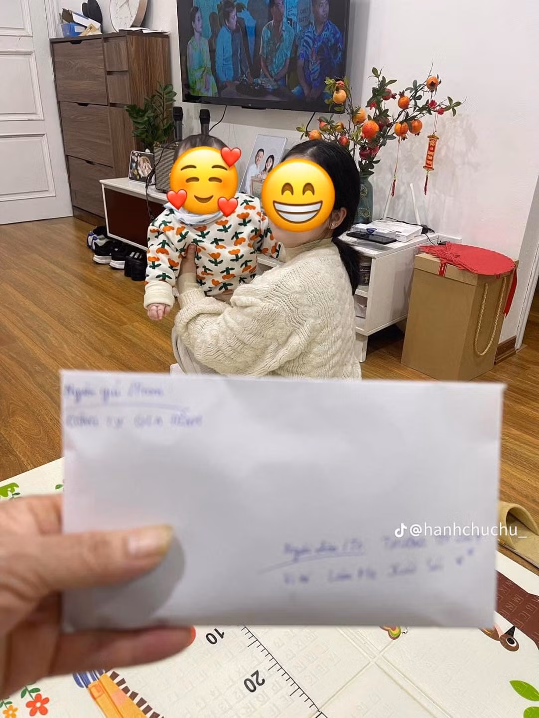 Không thể nói hết sự ngưỡng mộ của chị em khi được "mục kích" câu chuyện đáng "ghen tỵ" từ câu chuyện thưởng Tết cho vợ này.
