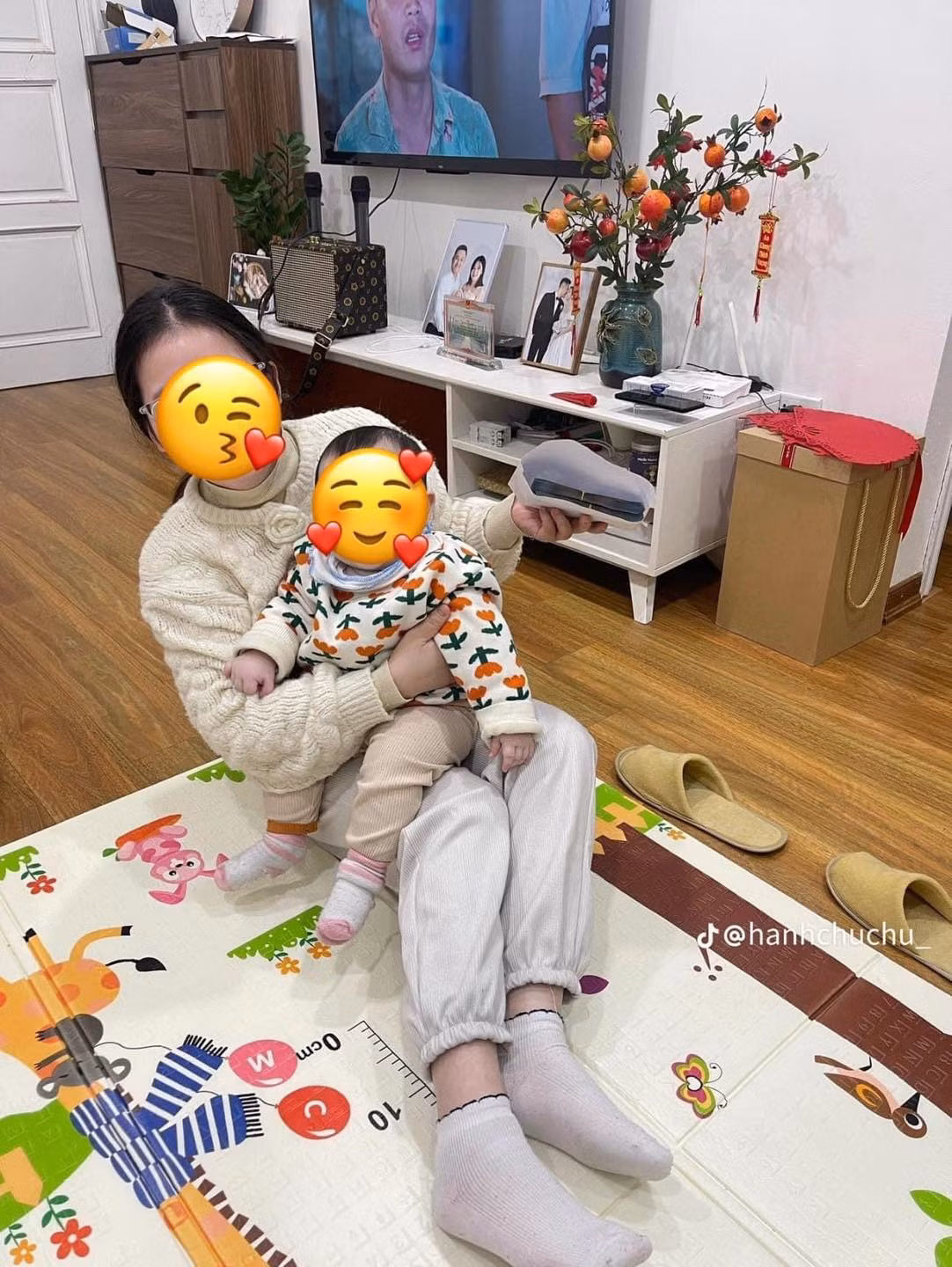 Cũng phải, cùng đi lấy chồng, cùng phận làm vợ vun vén cho gia đình tổ ấm, có mấy ai được chồng yêu thương chiều chuộng như thế: "Nguỡng mộ tình cảm của chồng dành cho bạn, hãy trân trọng anh ấy và bạn cũng rất xứng đáng có đc điều đó", hay "Ngưỡg mộ lắm, chúc anh chị mãi hạnh phúc như thế này nhé... cùng nhau nắm chặt tay đi qua giông tố của cuộc đời"; "Người đàn ông của năm đây rồi"...