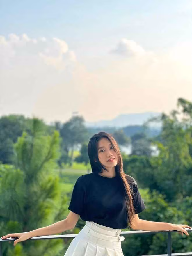 Không chỉ sở hữu nhan sắc xinh đẹp cùng tài năng, Doãn Hải My sinh ra trong gia đình có gia thế "không phải dạng vừa đâu". Bố của người đẹp là người có tiếng trong lĩnh vực kinh doanh.