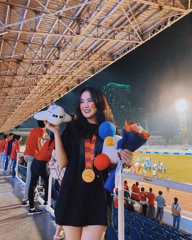 Vốn yêu nhau kín tiếng nên tại thời điểm mối quan hệ kết thúc, cả Văn Hậu và Hoàng Anh đều không lên tiếng giải thích. Người theo dõi cặp đôi này dần hiểu ra vấn đề khi thấy họ âm thầm huỷ theo dõi nhau trên mạng xã hội, nhà gái tuyên bố độc thân.