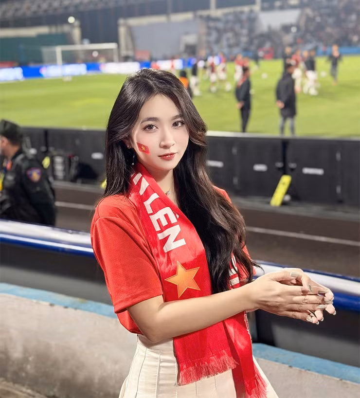 Hot girl 9x có biệt danh Châu Mòe là cái tên nổi tiếng trong cộng đồng fan bóng đá Việt Nam. Không chỉ là fan “cứng” của CLB Chelsea, nữ MC xinh đẹp còn thường xuyên có mặt trên khán đài cổ vũ cho đội tuyển nước nhà.