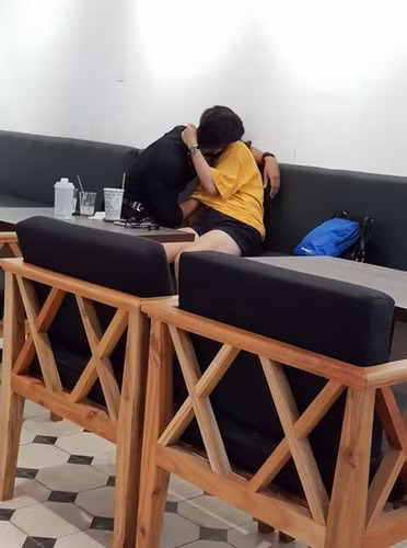 Dân mạng cũng "nổi điên" vì hành động vô duyên, vô ý thức của đôi nam nữ này khi diễn cảnh yêu đương giữa quán cafe.