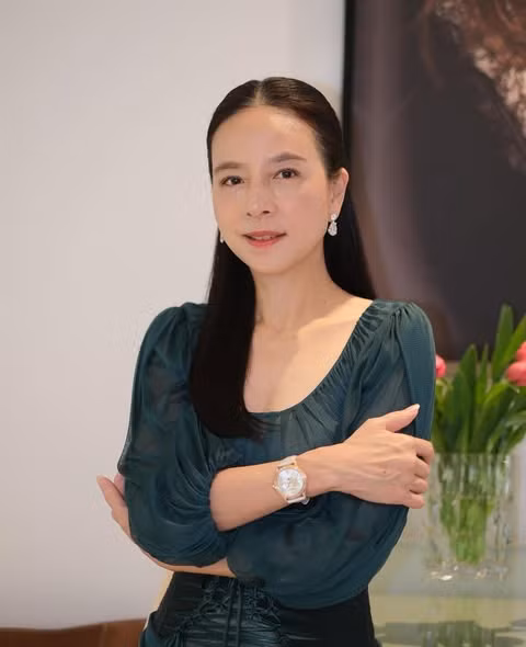 Phong cách thời trang thời thượng của chủ tịch bóng đá Thái Lan