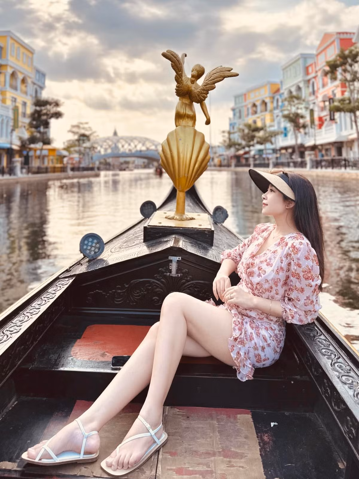 Nhật Linh sở hữu vóc dáng nuột nà, đúng chuẩn đường cong hình chữ S và đôi chân thon dài.