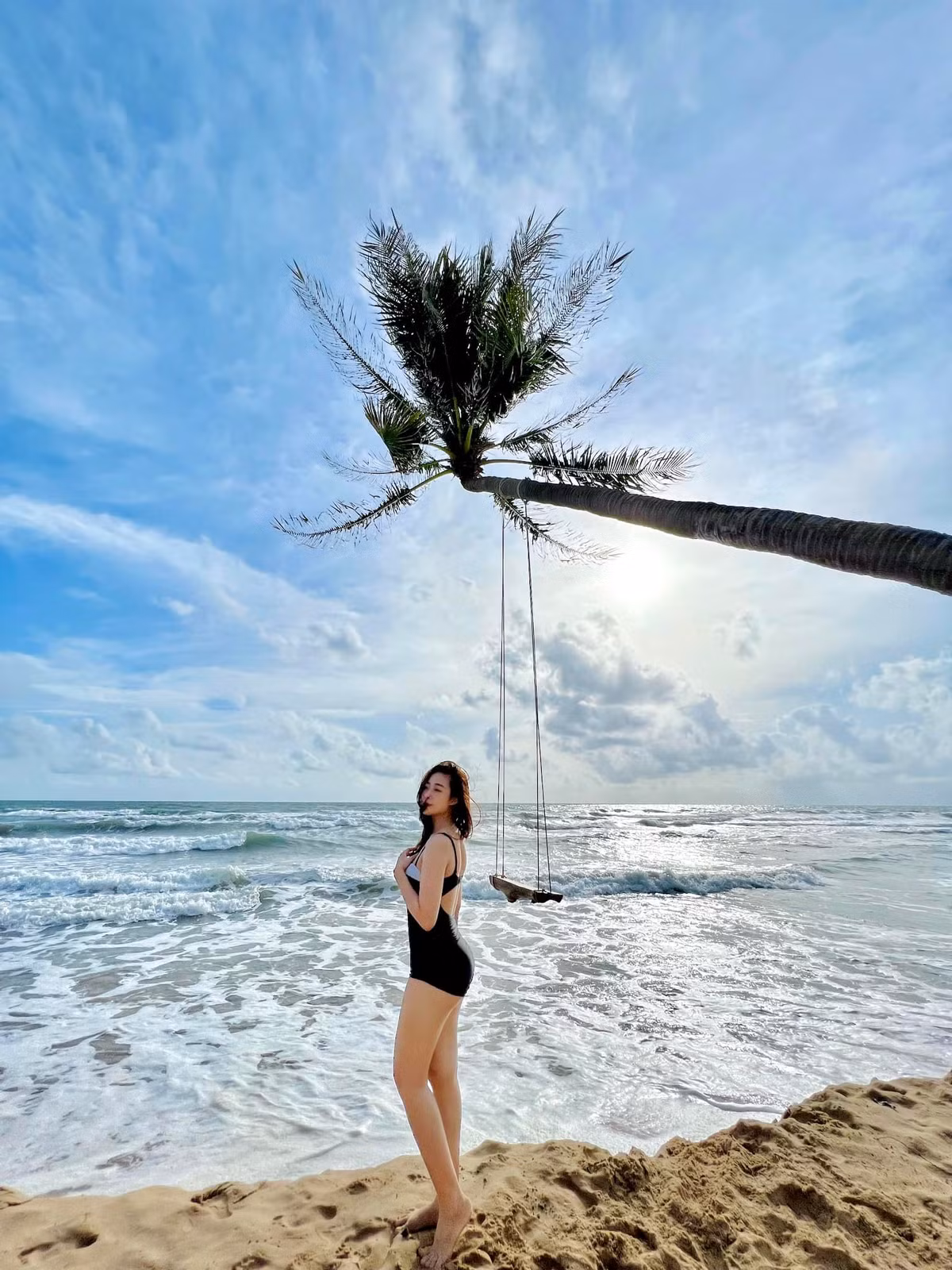 Sau quãng thời gian sinh nở, lấy lại vóc dáng, Nhật Linh tự tin diện bikini khoe dáng đẹp, không chút mỡ thừa.