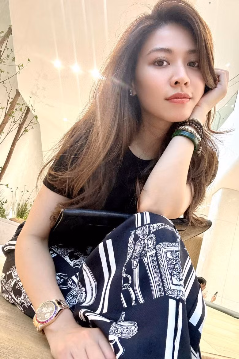 Thế nhưng cũng rất nhiều người đồng tình với Ngọc Trinh: “Bạn ý rất thông minh nên mới hiểu và nói ra được những điều này”, “Đúng chuẩn cư dân mạng Việt Nam bao giờ chịu hiểu sâu, chỉ đi bới móc câu chữ và dìm hàng người khác”...