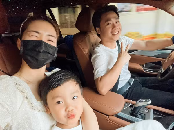 "Bồ tin đồn" là ai khiến thiếu gia Minh Hải bảo vệ hết lòng? Sau 6 tháng “đường ai nấy đi”, Hòa Minzy và thiếu gia Minh Hải nhận được sự quan tâm của đông đảo khán giả khi xuất hiện vui vẻ, hạnh phúc bên nhau trong ngày đưa con trai đi khai giảng.