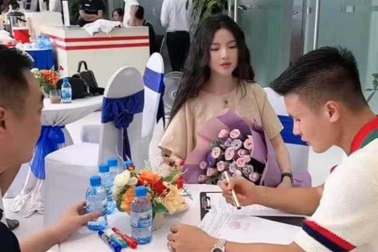 Dù không thể trực tiếp tham gia các hoạt động cứu trợ, nhưng vợ chồng Quang Hải - Chu Thanh Huyền vẫn hết lòng đóng góp hỗ trợ đồng bào vượt qua khó khăn.