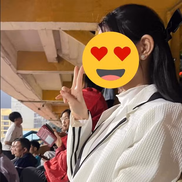 Theo tìm hiểu người mới của Văn Thanh là Trần Bích Hạnh (Nam Định), cô gái này hiện đang làm việc trong lĩnh vực làm đẹp tại Hà Nội.