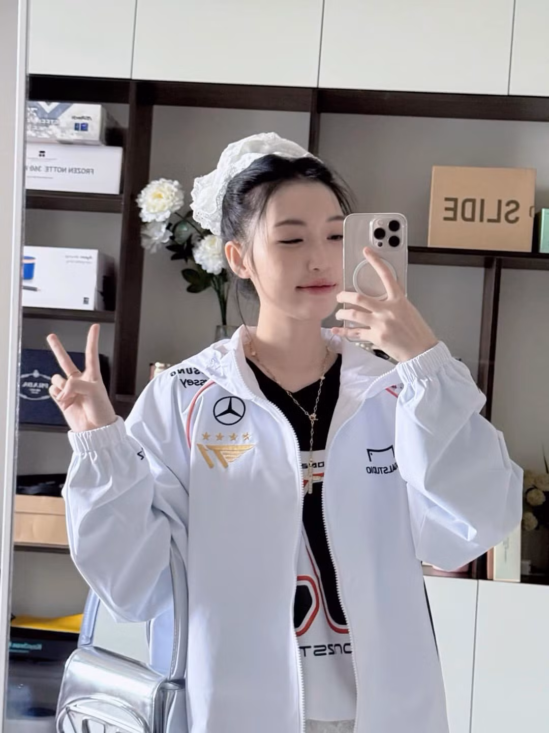 Đồng thời chỉ ra sự đùa giỡn quá đà về những vấn đề nhạy cảm như chuyện tình cảm là không phù hợp và yêu cầu cộng đồng fan cần phải tôn trọng nữ streamer.