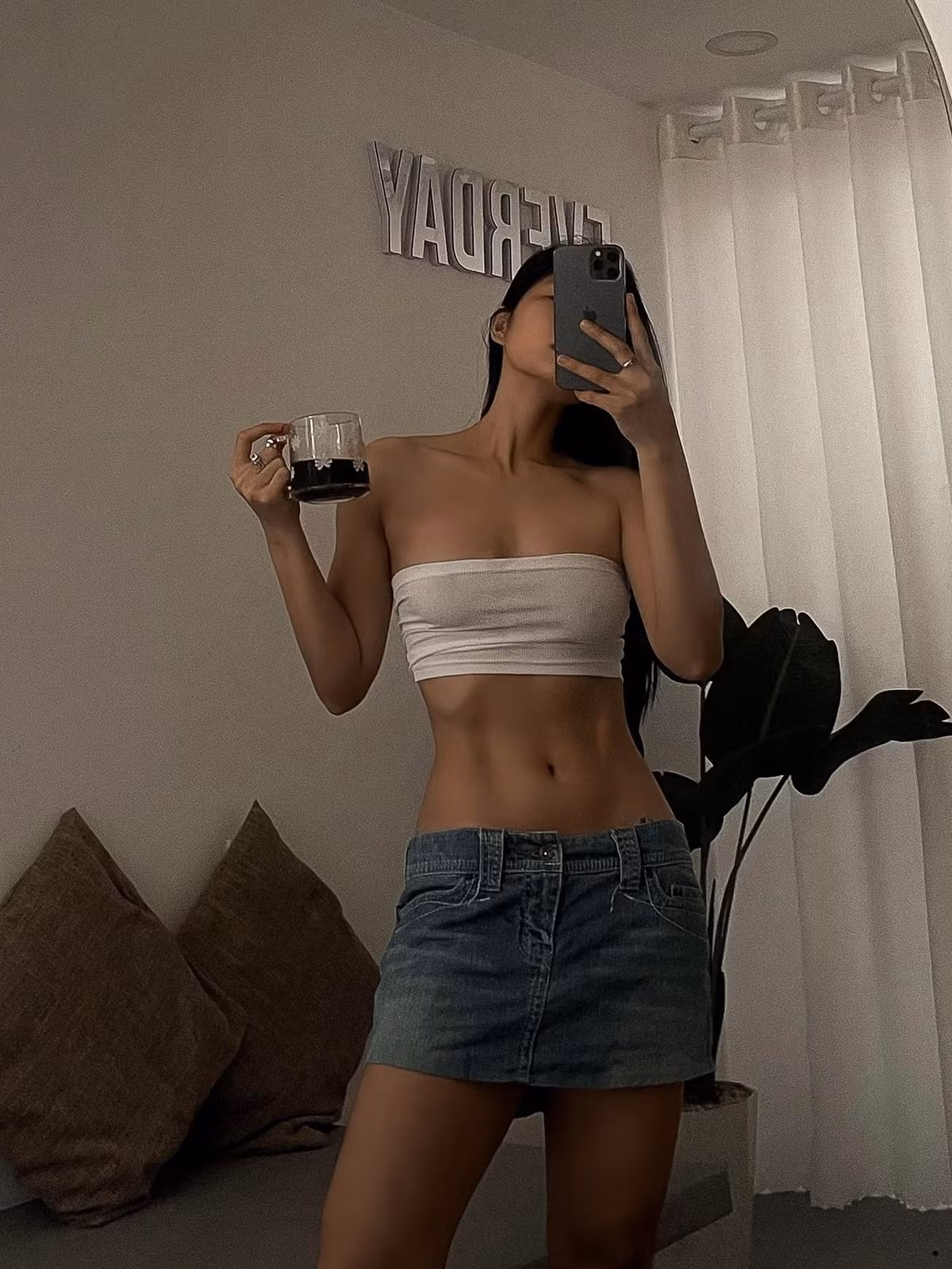Kim Dung là cái tên nổi danh Instagram với những hình ảnh nóng bỏng.