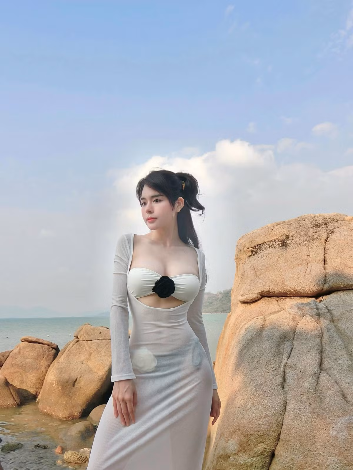 Người đẹp quê Nam Định gây chú ý với câu chuyện "lột xác" từ cô gái mũm mĩm biến thành một hot girl có thân hình vô cùng nóng bỏng.