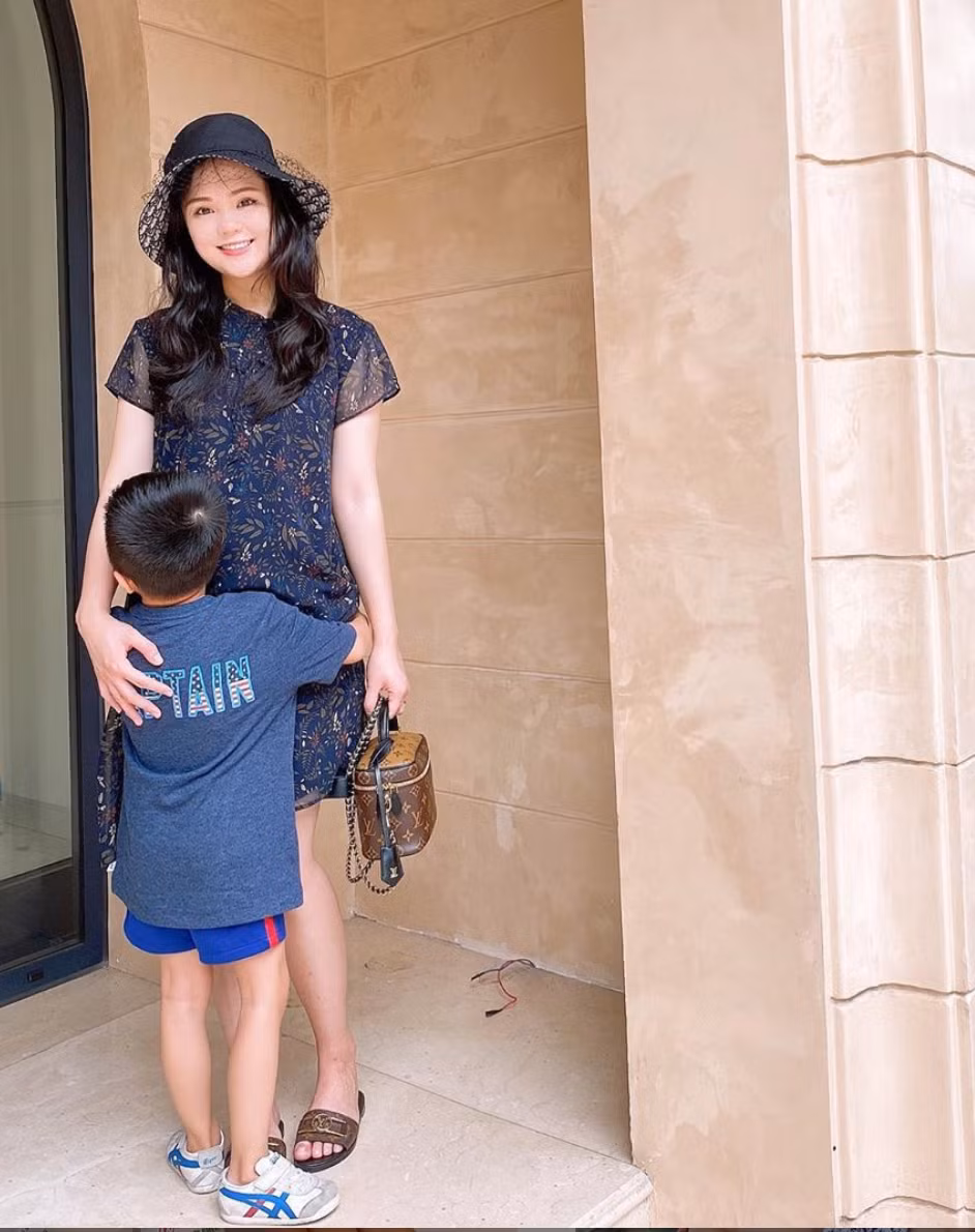 Trước đó, các fan hâm mộ từng rất nhiều lần hỏi thăm và "nhắc" Quỳnh Anh chăm đăng ảnh hơn, song bà bầu 9X vẫn không tự tin lắm với vóc dáng tăng cân vùn vụt của mình.