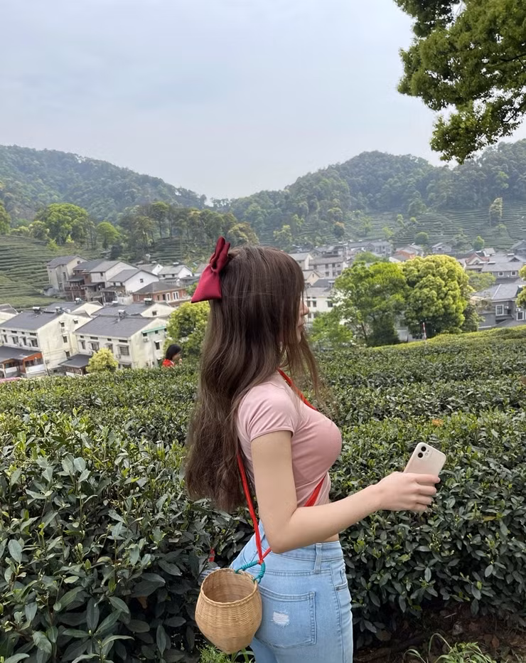 Người đẹp Hàng Châu, Chiết Giang này từng được các trang tin đăng tải hình ảnh vì diện quần trang phục đơn giản những tôn dáng đi hái chè.