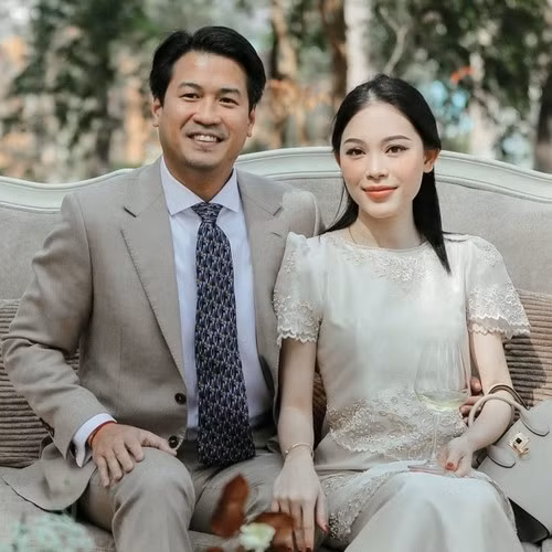 Không kém cạnh chồng, Linh Rin cũng cực kỳ nổi tiếng khi là hotgirl xinh đẹp sinh năm 1993. Cô từng tham dự nhiều cuộc thi lớn nhỏ như Miss Teen 2010, Miss Cuxi 2010 hay đảm nhận các vai trò làm MC, diễn viên.