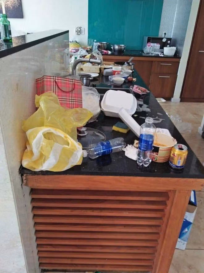 Theo những hình ảnh được tài khoản N.T đăng tải, khung cảnh bên trong căn villa là bàn ăn ngập ngụa rác không được dọn dẹp, bát đũa không rửa, dưới sàn nhà vô vàn các vỏ lon bia, nước ngọt. Căn bếp cũng không khá khẩm hơn là mấy khi túi ni lông, thức ăn rơi vãi, tung tóe khắp nơi.