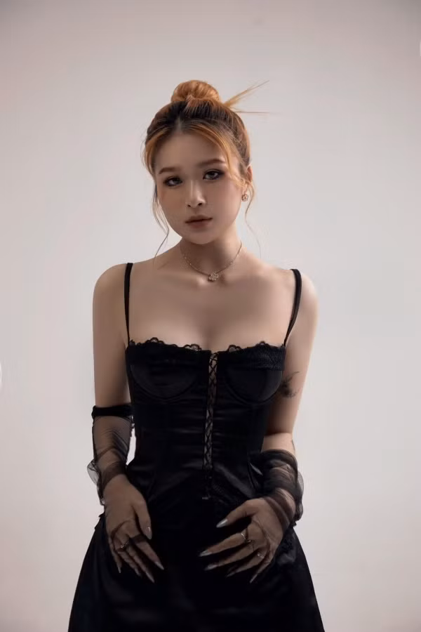 Chao diện chiếc váy hai dây đen quyến rũ, tôn lên đường cong chữ S hoàn hảo. Dù hình ảnh mới này có phần chững chạc, trưởng thành hơn nhưng thành viên hội con nhà giàu Việt Nam này vẫn được mọi người hưởng ứng, đón nhận rất nhiệt tình.