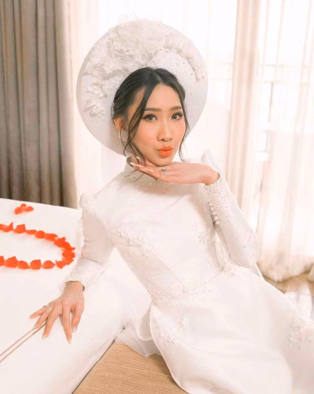Không chỉ sở hữu vẻ ngoài xinh đẹp, Alisa còn có thể nói thông thạo 3 thứ tiếng gồm Anh, Lào, Việt Nam.
