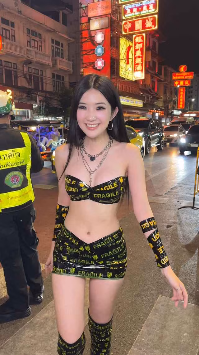 Không theo thiết kế thường thấy, Bizcuitbeer sáng tạo với áo bikini và váy ngắn. Bên cạnh đó phối cùng boot cổ cao, quấn tay. Tất cả đều làm từ băng dính.
