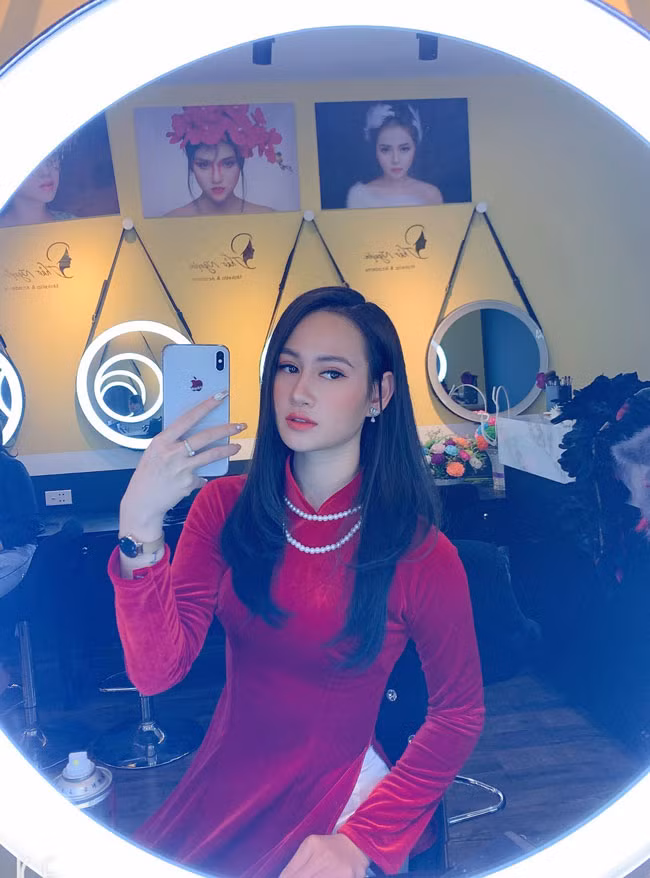 Nhưng vì Minh Hằng bận chăm sóc con cái nên phải tạm gác lại sự nghiệp vài năm.