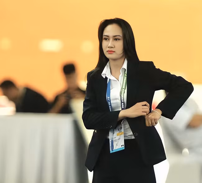 Hình ảnh cựu VĐV đấu kiếm Minh Hằng xuất hiện đã khiến báo chí trong nước và quốc tế quan tâm bởi, hiếm có một nữ trọng tài trẻ trung, xinh đẹp như vậy.