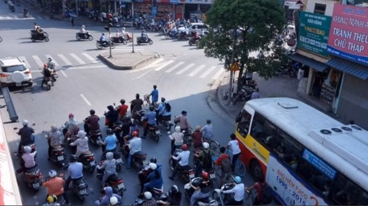 Việc đứng bóng râm chờ để vượt qua những nút giao thông không còn là điều xa lạ.