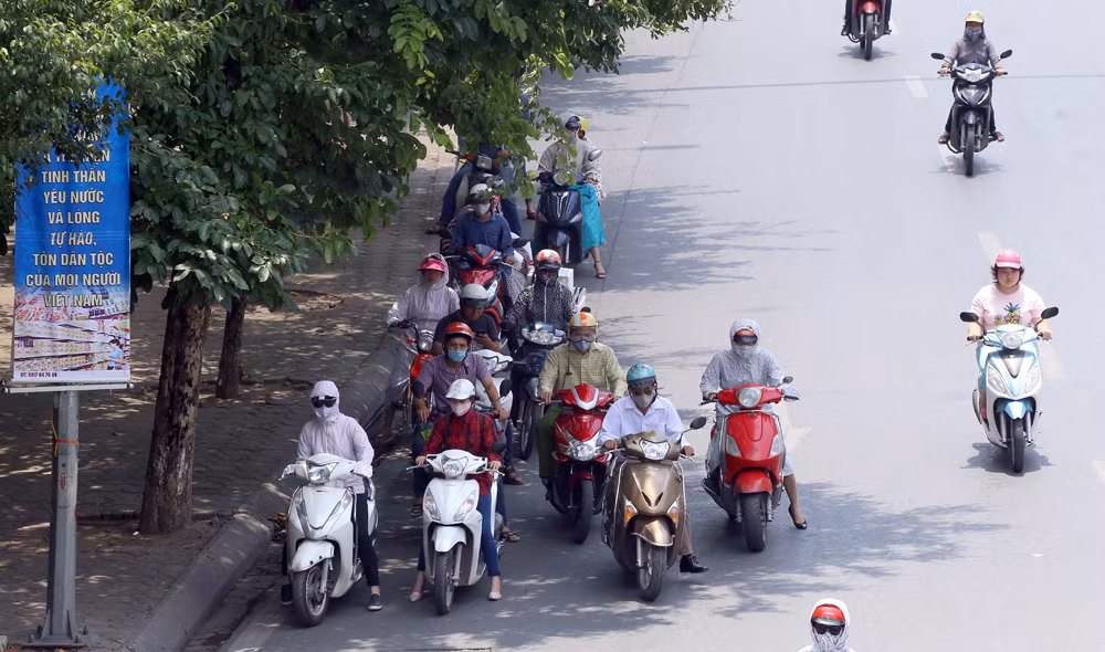 Vào buổi trưa và đầu giờ chiều, nhiệt độ ngoài trời có thời điểm lên đến ngoài 40 độ C thì những hình ảnh này không quá khó tìm ở các nút giao thông trong thành phố.