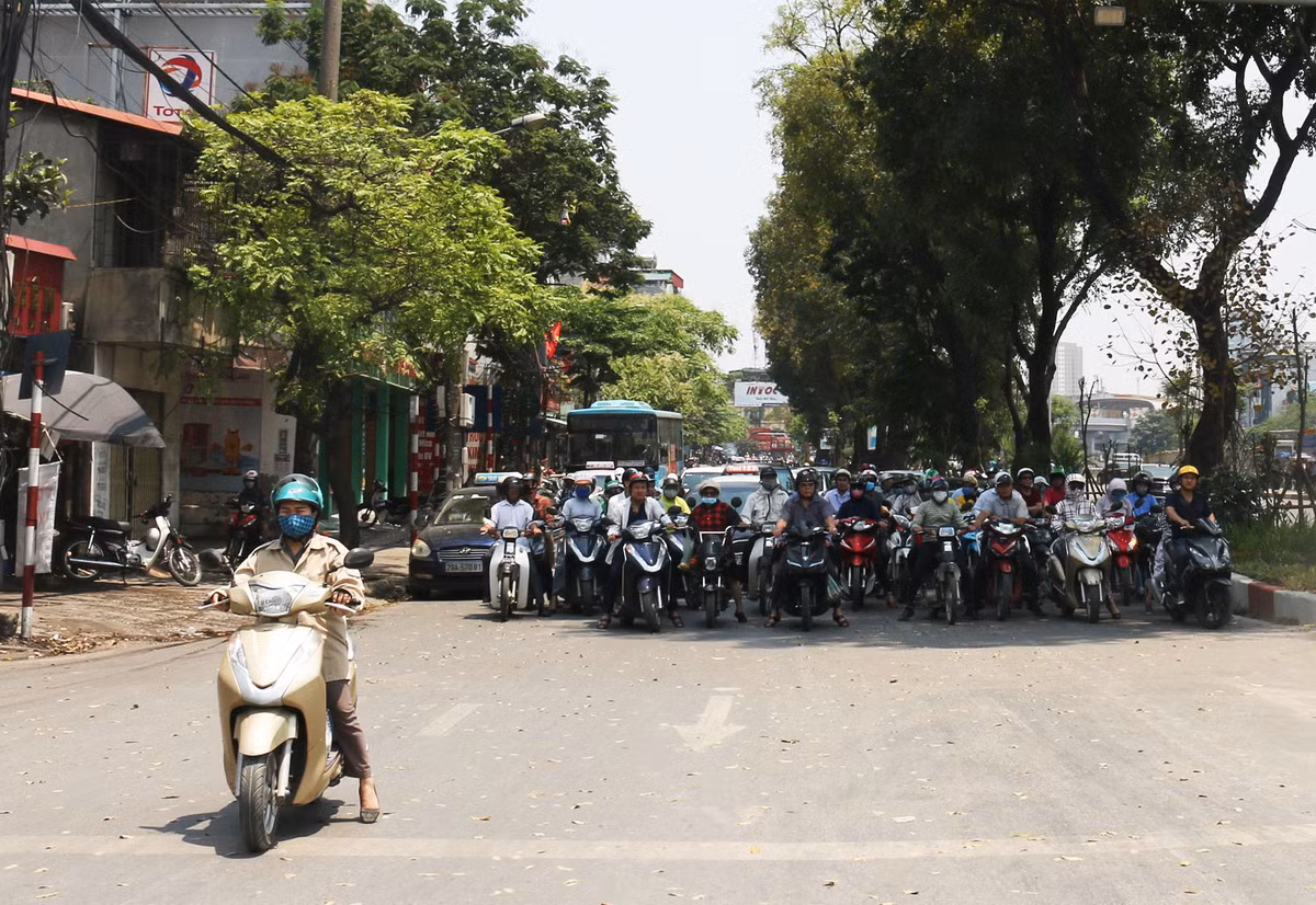 Ngay sau khi bị ảnh hưởng bởi thời tiết nắng nóng đỉnh điểm, dân mạng đã đào bới lại những cách dừng đèn đỏ thực sự bá đạo.