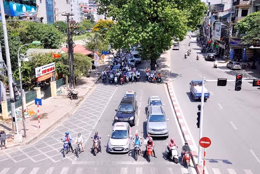 Nhiều phương tiện xe máy đã bất chấp lấn sang làn dành cho ô tô để tìm bóng mát trong lúc dừng chờ đèn đỏ.