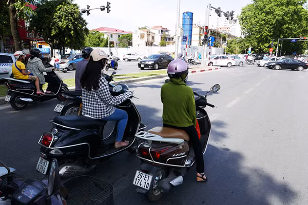 Mới đầu tuần nhưng Hà Nội đã bước vào những ngày hè nắng nóng đỉnh điểm. Nhiệt độ liên tục dao động ở ngưỡng gần 40 độ C. Chính thời tiết như vậy khiến việc ra đường trở thành cực hình với tất cả mọi người.