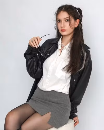 Dáng đứng kiêu sa, cử chỉ nhẹ nhàng – tất cả tạo nên một bức tranh hoàn hảo của một mỹ nữ sang chảnh mang tên Đặng Thanh Giang.