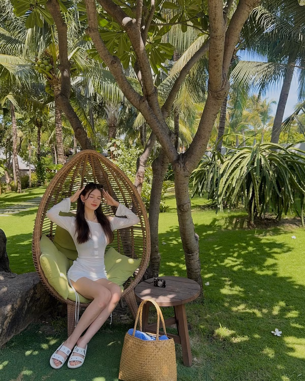Trong những bức ảnh Thanh Giang chia sẻ, thiếu nữ xuất hiện bên bờ biển dưới ánh nắng vàng rực rỡ, lúc lại ngồi thư thái trong không gian sang chảnh của quán cà phê với trang trí đầy cây xanh mắt mắt.