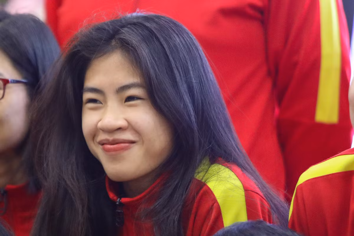 Không chỉ đá bóng nay, Thanh Nha còn rất xinh đẹp.