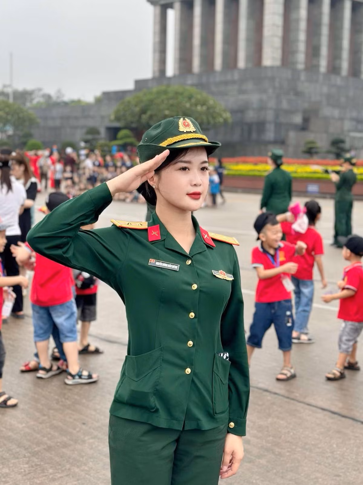 Diễm Quỳnh cho biết đây đã là lần thứ 3 được tham gia diễu binh. Cô gái trẻ vinh dự và tự hào khi được chọn đứng trong đội hình của khối nữ Quân y.