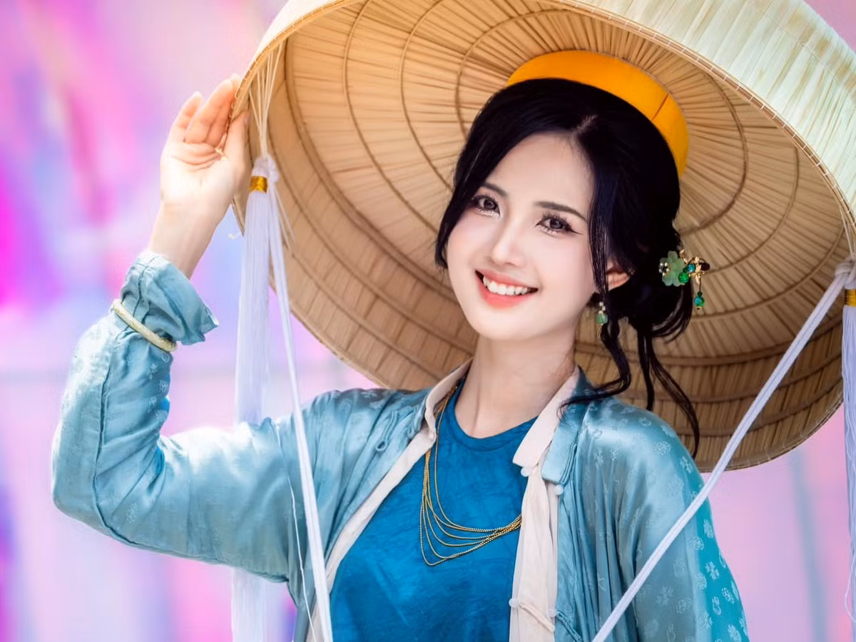 "Tôi búi tóc hơi hướm hiện đại một chút do gương mặt tôi không phù hợp với kiểu búi ép sát đầu. Hy vọng không ảnh hưởng đến tinh thần bộ trang phục và được mọi người thông cảm", người đẹp hàng không chia sẻ.