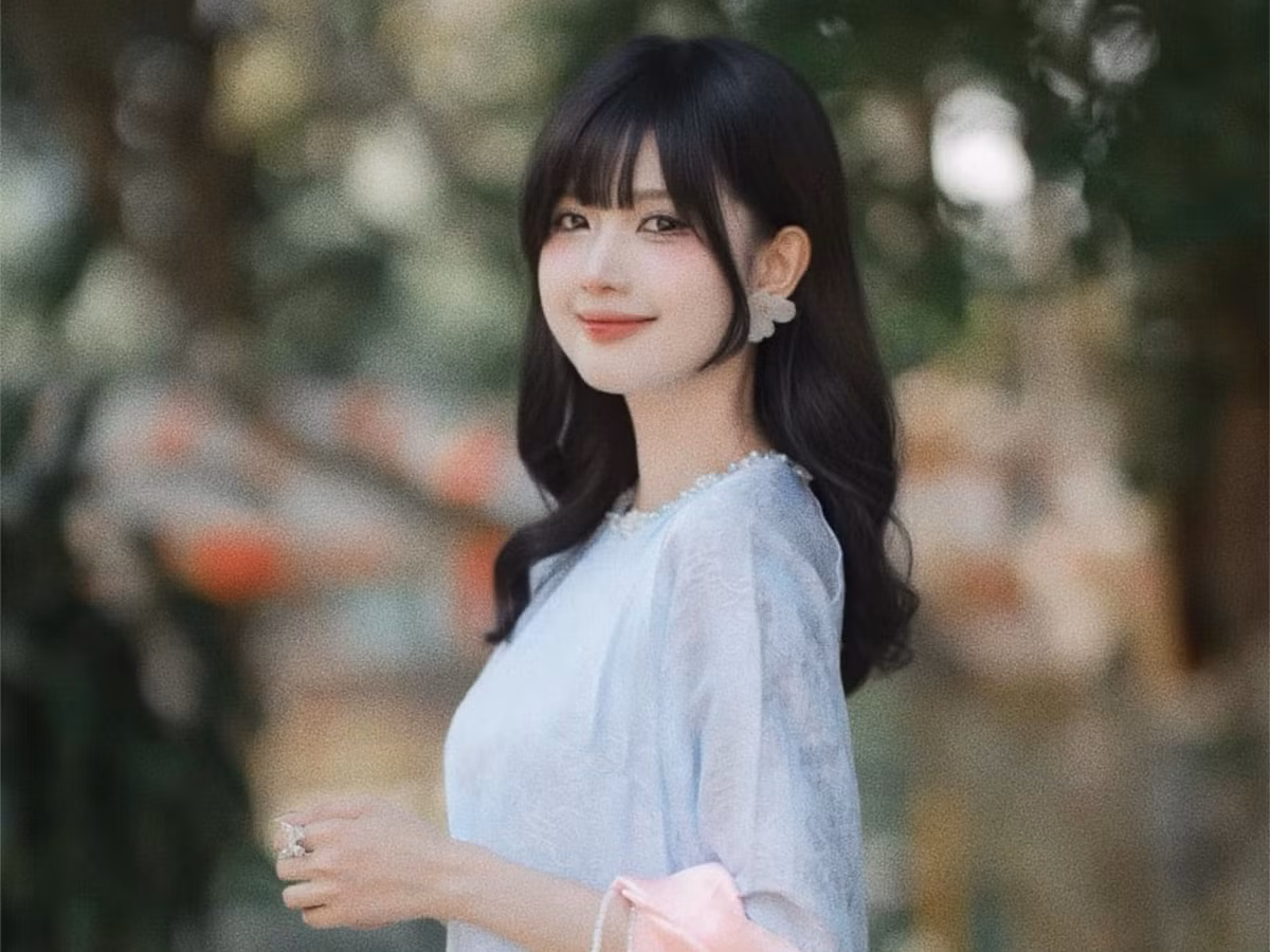 Quỳnh Anh là tiếp viên trưởng của một hãng hàng không, làm việc tại TP.HCM. Cô từng không dám nghĩ có một ngày làm công việc này vì sợ không đủ khả năng.