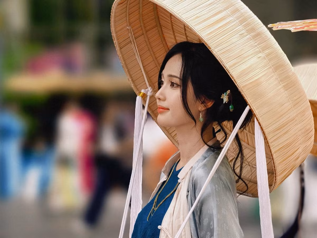 Với vẻ ngoài sáng, Quỳnh Anh nhanh chóng được nhiều người xin chụp hình và lọt vào ống kính của các nhiếp ảnh gia.