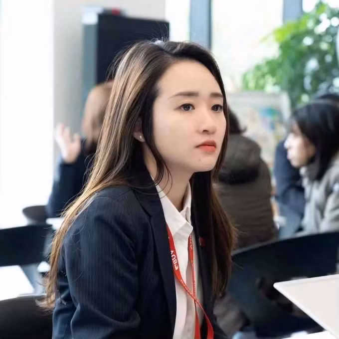 Điển hình như mới đây, chàng tiền vệ sinh năm 1995 công khai gắn thẻ vợ trong một bình luận trên trang chủ của trung tâm chấn thương và dành lời khen ngợi.
