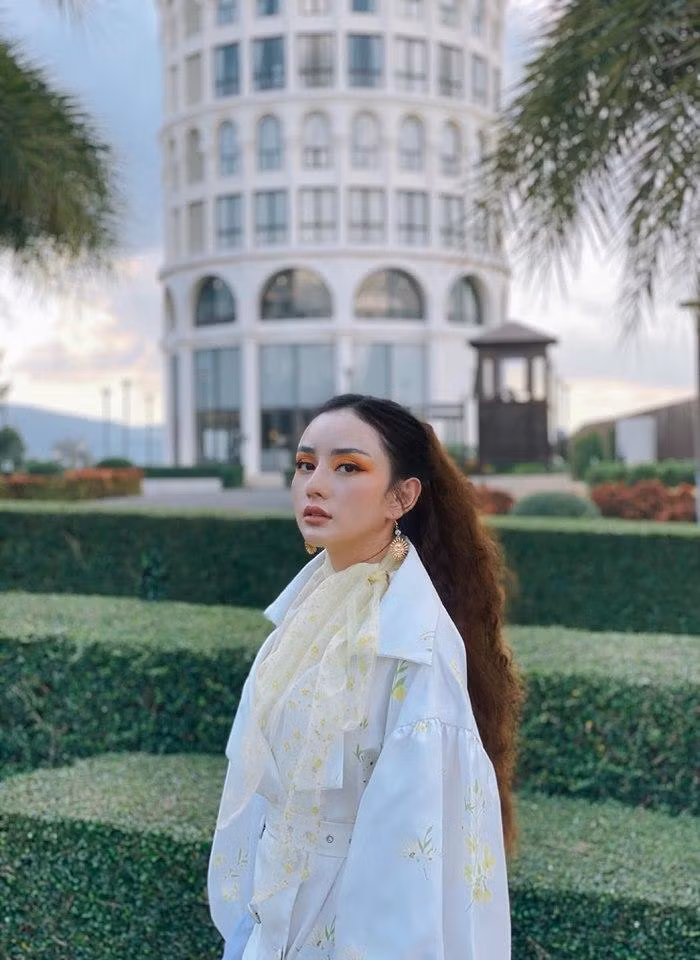Trong khi đó lúc đi với chồng, Angela Chu bận một bộ váy xoè nhiều tầng màu vàng như một cô công chúa của Disney vậy.