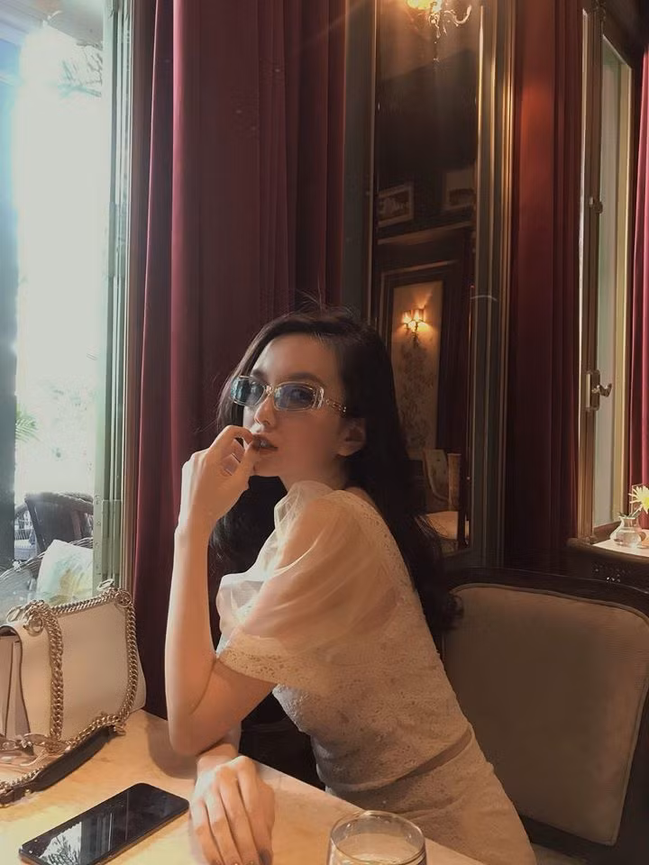 Thảo Vy sở hữu gương mặt thanh tú với đôi mắt to tròn, là gương mặt mẫu quen thuộc của nhiều nhà thiết kế nổi tiếng.