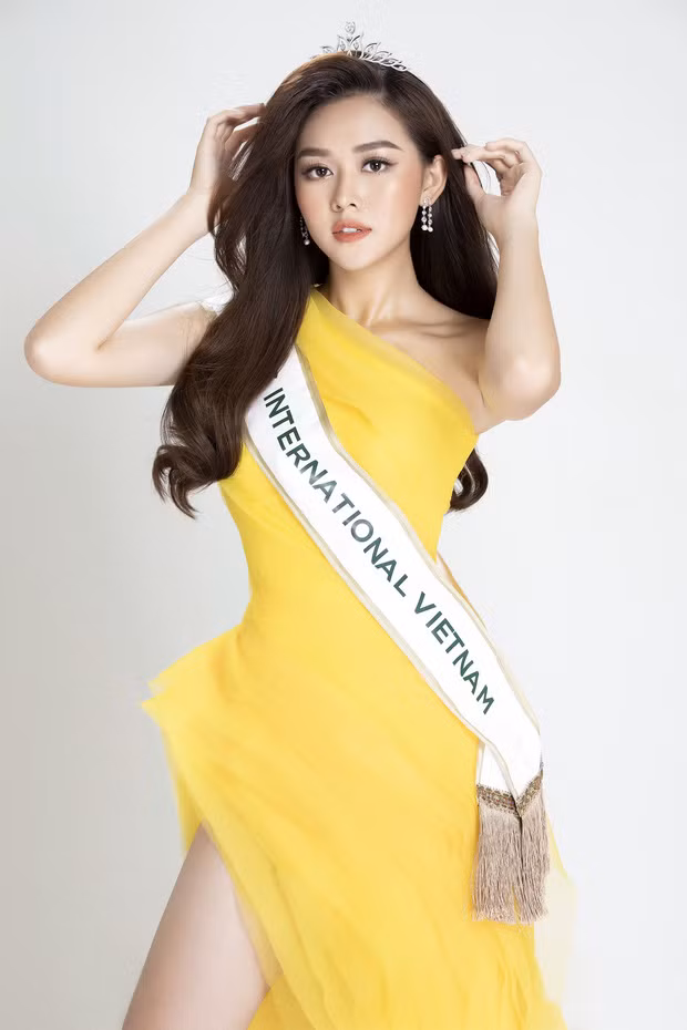 Á hậu Tường San sinh năm 2000, sở hữu chiều cao 1m71, số đo ba vòng: 82 – 62 – 95. Cô hiện là sinh viên trường Đại học Quốc tế RMIT.