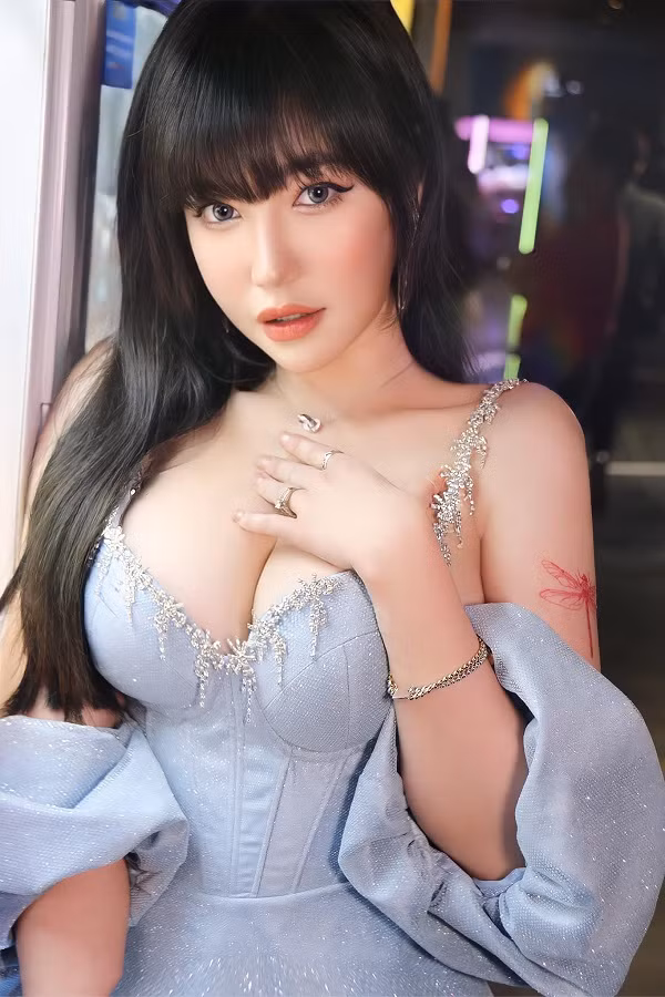 Elly Trần với danh xưng "hot girl ngực khủng" vẫn thường xuyên hâm nóng mặt báo với những bộ hình gợi cảm. Vào năm 2014, trong khi sự nghiệp đang "phất" như diều gặp gió, cô bất ngờ rút lui khỏi làng giải trí. Tháng 8/2015, người đẹp hạ sinh con gái đầu lòng.