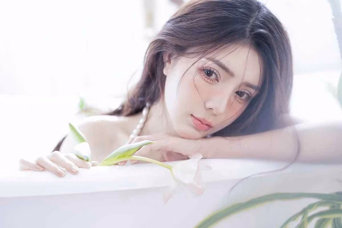 Lilly Luta (SN 1992, quê Khánh Hoà) từng quen thuộc với giới trẻ thông qua nhiều cuộc thi sắc đẹp và tìm kiếm gương mặt đại diện dành cho teen; tham gia diễn xuất trong các MV ca nhạc; mẫu ảnh nhiều tờ báo và tạp chí… Hồi ấy cô nàng hễ xuất hiện ở đâu là tạo “làn sóng” yêu thích ở đó.