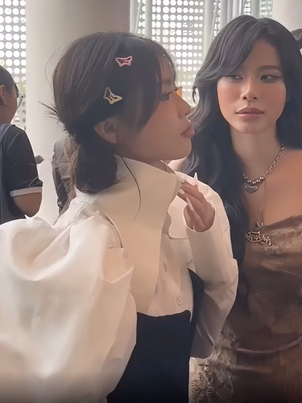 Tại sự kiện ra mắt, người yêu của MisThy cũng đã tranh thủ thời gian đến ủng hộ. Diệp Anh (Bank) chọn chiếc váy đơn giản nhưng tôn dáng, khoe visual xinh xắn và cực đẹp đôi khi đứng cạnh nữ streamer.