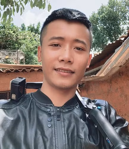 Trước dư luận ồn ào, Quang Linh Vlogs đã livestream phản hồi với người hâm mộ. Anh cho biết đây chỉ là sự trùng hợp người giống người.