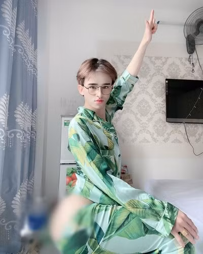 Như vậy chuyện sẽ còn tệ hơn. Em cũng không muốn những người vốn đã từng yêu mến gọi mình là 'chồng' trên mạng xã hội phải thất vọng nên em sẽ chọn độc thân, làm bạn để chúng ta cùng nhau ủi an mỗi lúc cô đơn nhé?", Trần Đức Bo chia sẻ sau khi thông báo chia tay bạn gái.