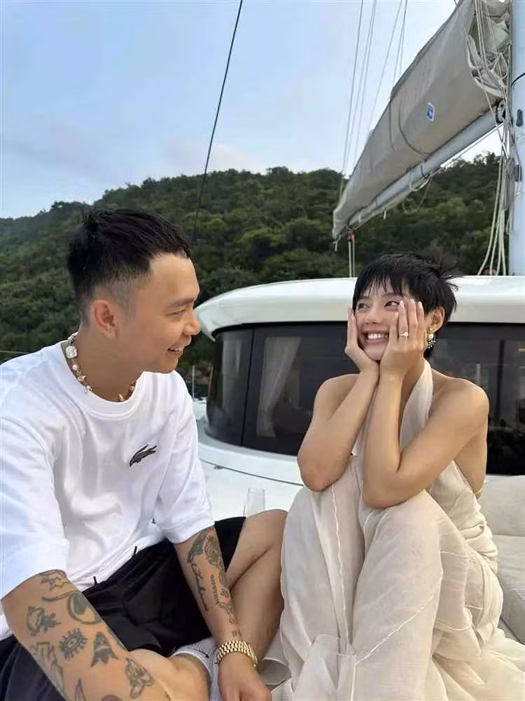 Về phần Vũ Minh Kông, anh chàng hạnh phúc chia sẻ trên trang cá nhân: "She said yesssss - Cô ấy nói đồng ý".
