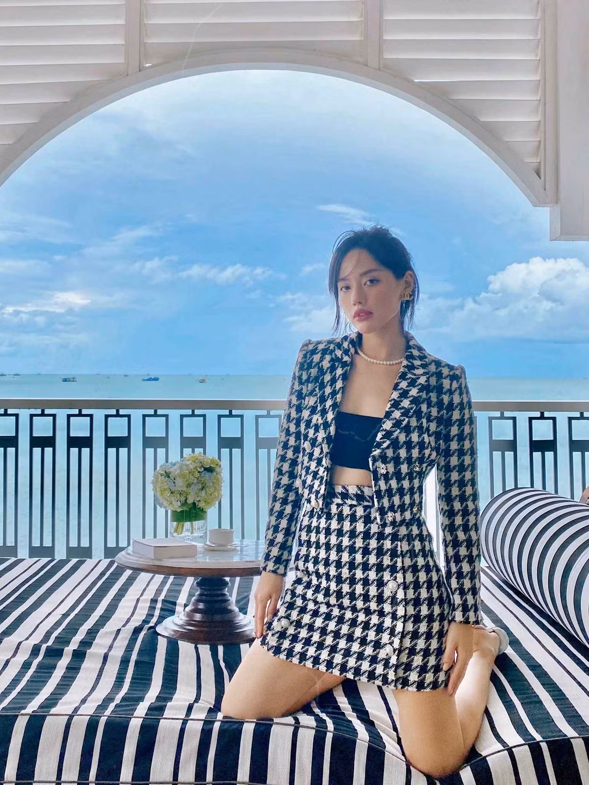 Cũng từ đây, Khánh Linh “lột xác” từ hình tượng hot girl nhẹ nhàng trở nên quyến rũ, cá tính hơn với mái tóc tém thời thượng và gương mặt chuẩn high fashion.